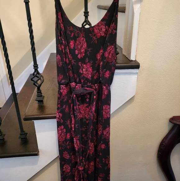 Black and red floral capri pants jumper/romper.  Size small - Picture 3 of 5